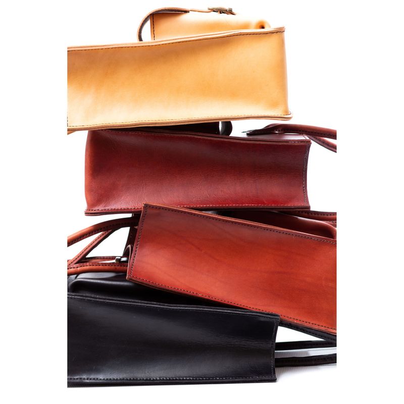 Håndsydd veske i okselær